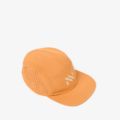 Boné laranja com abas e logo branco