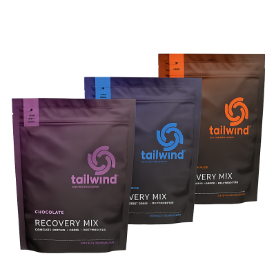 Três pacotes Tailwind Recovery Mix com cores roxa, azul e laranja