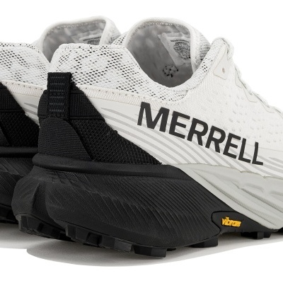 Sapatilhas desportivas Merrell brancas com sola preta Vibram e logo na lateral