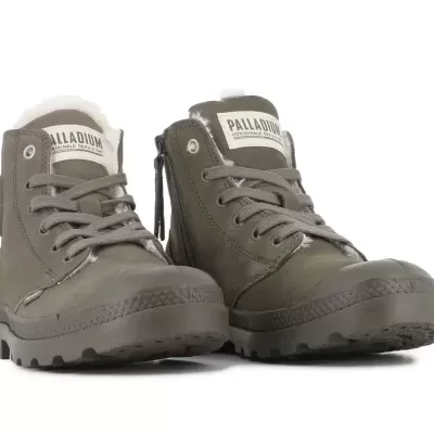 Botas castanhas altas de pele com atacadores e interior de pelo branco