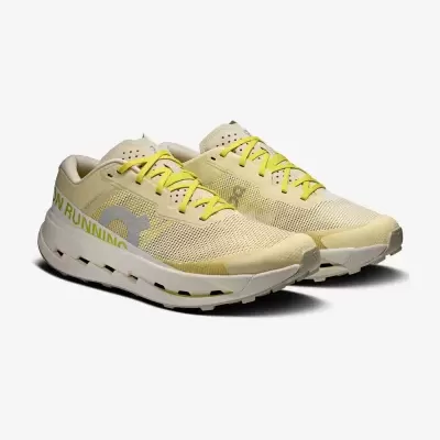 Sapatilhas de corrida amarelas com cadarços e sola branca