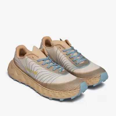 Ténis desportivos bege e azul claro com sola grossa