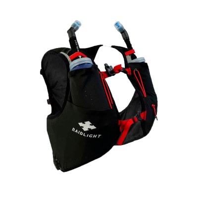 Colete de hidratação preto com detalhes vermelhos e duas garrafas transparentes com bicos azuis