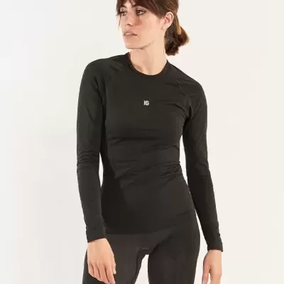 Mulher com conjunto desportivo preto, t-shirt de manga comprida e leggings justas