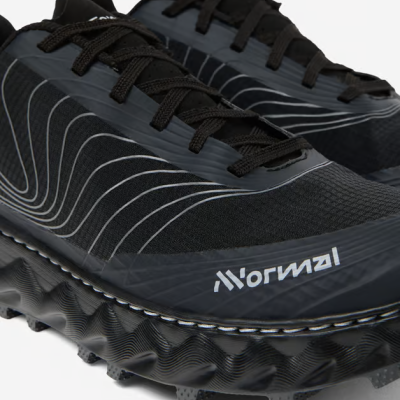 Ténis pretos da marca Normal com detalhes em branco e sola texturizada