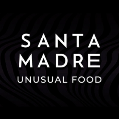 Texto 'SANTA MADRE UNUSUAL FOOD' em branco sobre fundo preto com padrão ondulado.