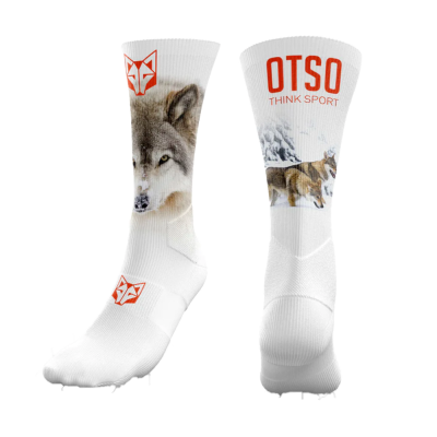 Meias desportivas brancas com imagem de lobo e texto OTSO THINK SPORT