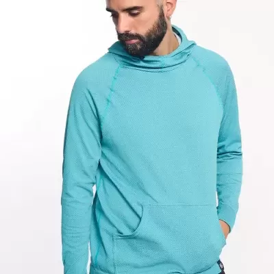 Sweat azul claro com capuz e bolso canguru em modelo masculino