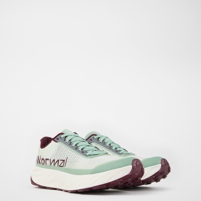 Par de sapatilhas desportivas verdes e bordo em fundo branco