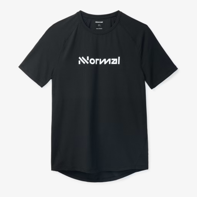 T-shirt preta com texto branco Nornzal no centro