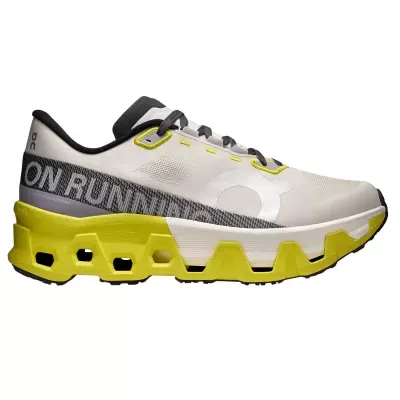 Ténis desportivos de corrida branco e amarelo com texto 'ON RUNNING' na lateral