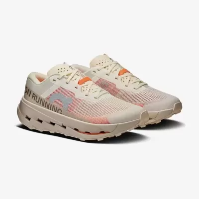 Ténis de corrida creme com detalhes laranja e sola espessa