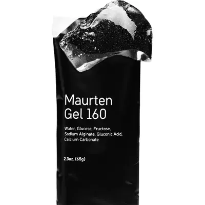 Embalagem preta de gel Maurten Gel 160 com texto branco e gel translúcido visível