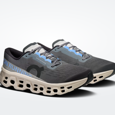 Ténis de corrida cinzentos com sola alta bege e detalhes azuis