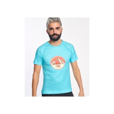 Camiseta azul clara com estampa redonda laranja e branca H&G, usada por homem.