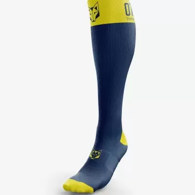Meia desportiva longa azul escura com detalhes amarelos e logotipo com raposa