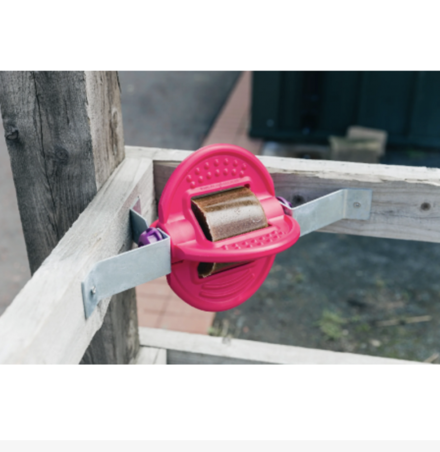 Dispositivo de montagem de cerca elétrica rosa num suporte de madeira