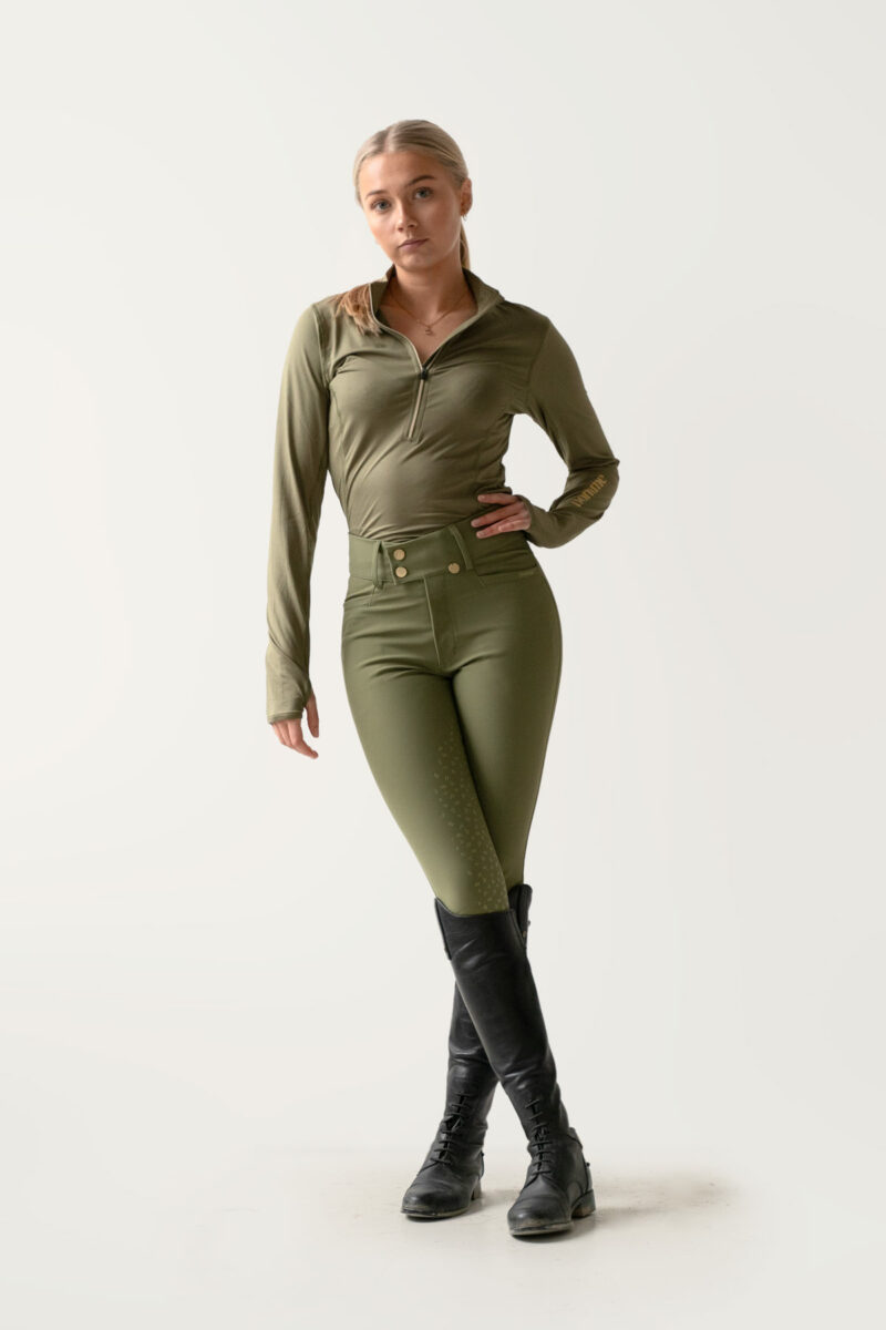 Mulher com roupa desportiva verde-oliva e botas pretas