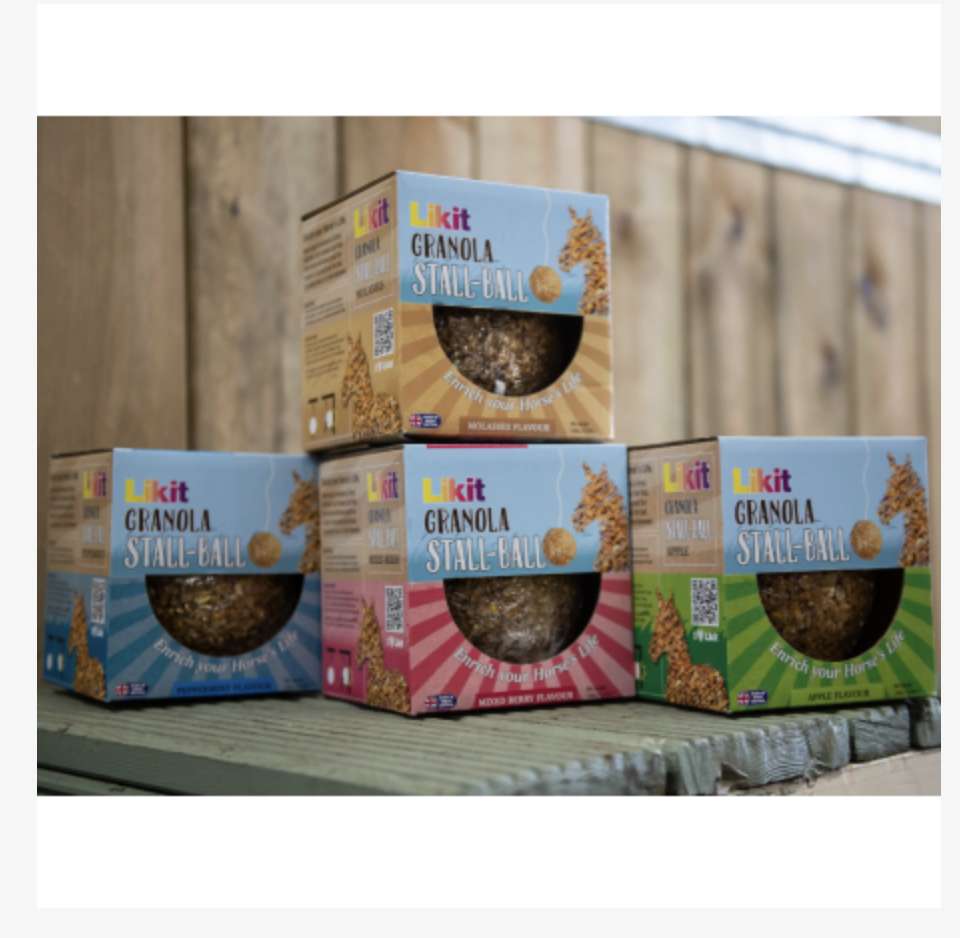 Caixas de produto Likit Granola Stall-Ball coloridas empilhadas em superfície de madeira