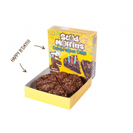 Caixa aberta de muffins de chocolate com embalagem colorida 'Stud Muffins Celebration Cake'