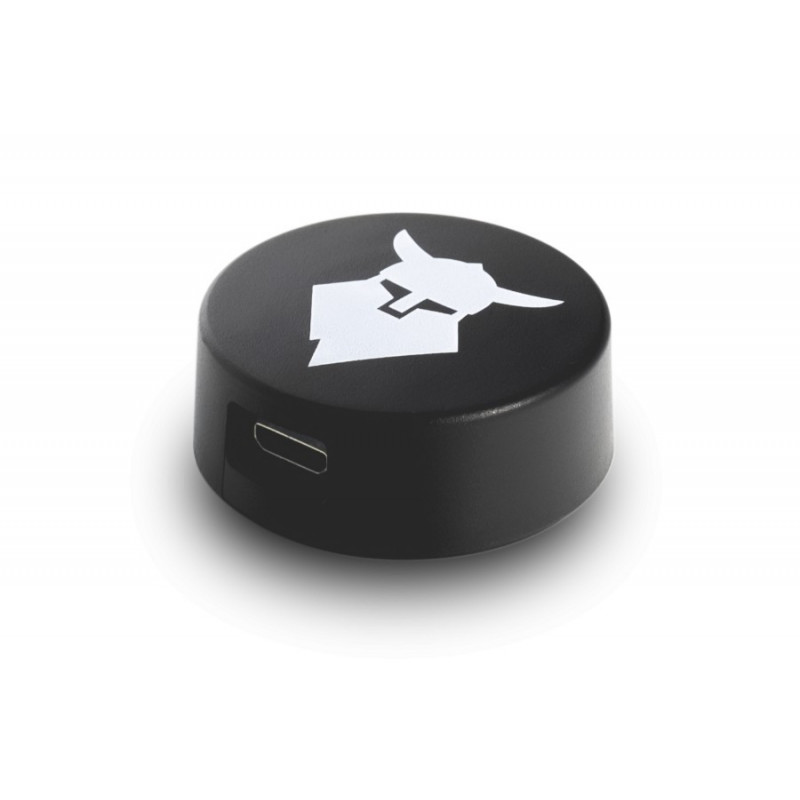 Dispositivo electrónico preto com conector USB-C e logótipo branco de touro.