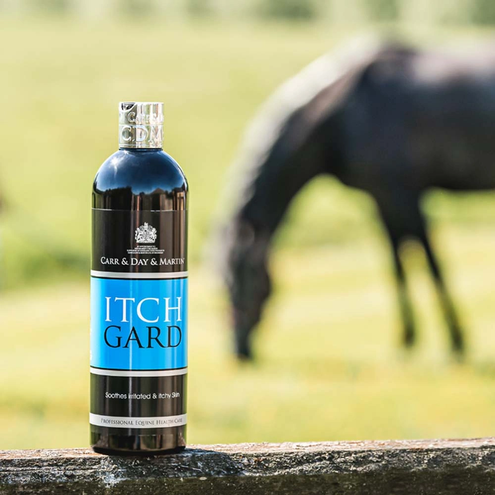 Frasco de cuidado para pele de equinos com cavalo ao fundo