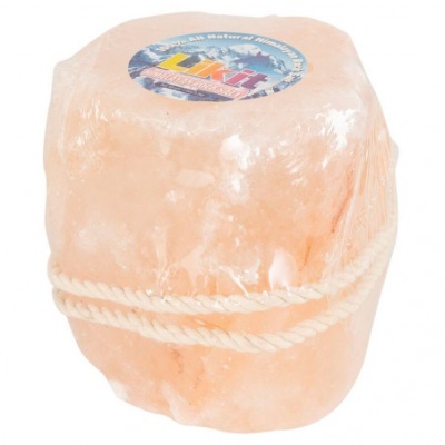 Bloco de sal rosa natural embalado com rótulo e corda branca