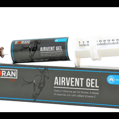 Gel Airvent para equinos Foran em frasco preto com embalagem preta e azul e seringa branca