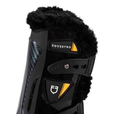 Protector preto com acabamento em pelo preto e detalhes amarelos com fecho ajustável