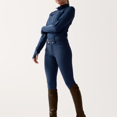 Pessoa com roupa azul escura e botas altas castanhas