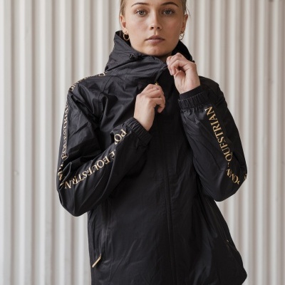 Casaco preto com texto dourado nas mangas com fecho e capuz