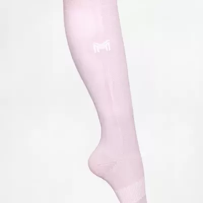Meia de compressão rosa claro com logo branco e textura de malha.