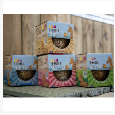 Caixas de produto Likit Granola Stall-Ball coloridas empilhadas em superfície de madeira