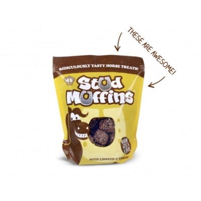 Pacote de petiscos Stud Muffins para cavalos com desenhos e texto em amarelo e castanho