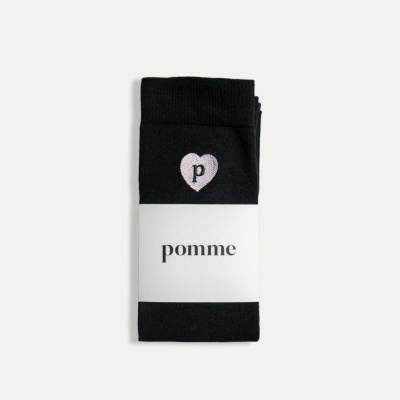 Par de meias negras com bordado de coração rosa e etiqueta com texto pomme