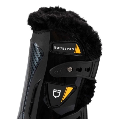 Protector preto com acabamento em pelo preto e detalhes amarelos com fecho ajustável