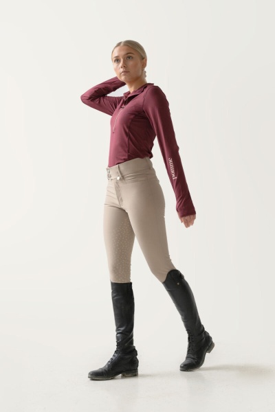 Pessoa com roupa desportiva e botas pretas em fundo branco