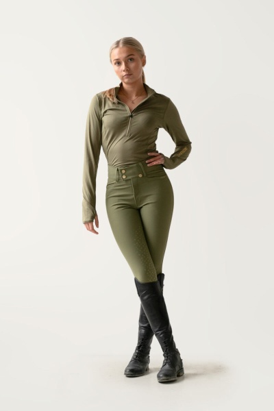Mulher com roupa desportiva verde-oliva e botas pretas