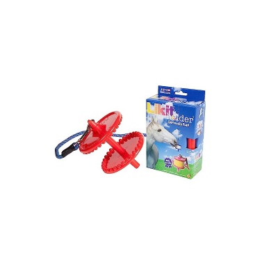 Produto Likit Holder para cavalos com duas rodas vermelhas e embalagem azul