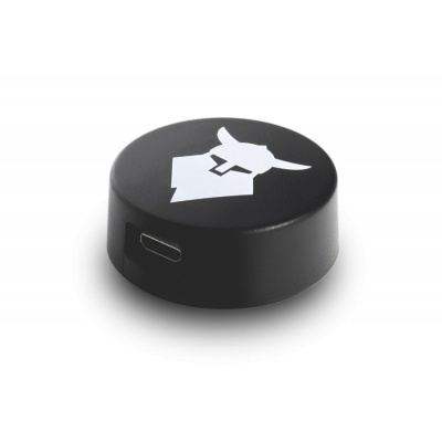 Dispositivo electrónico preto com conector USB-C e logótipo branco de touro.