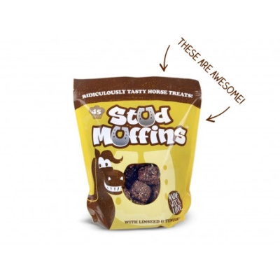 Pacote de petiscos Stud Muffins para cavalos com desenhos e texto em amarelo e castanho