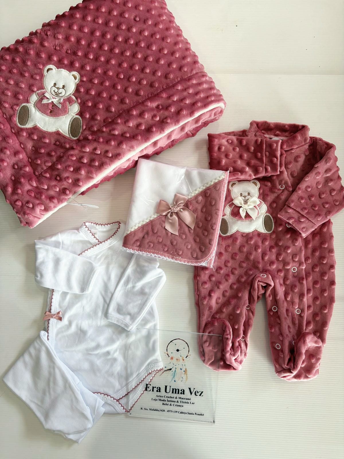 Conjunto de Bebé em Tecido Pipoca – 1 a 2 Meses Conjunto bebé rosa e branco com ursinho bordado e textura bolinhas