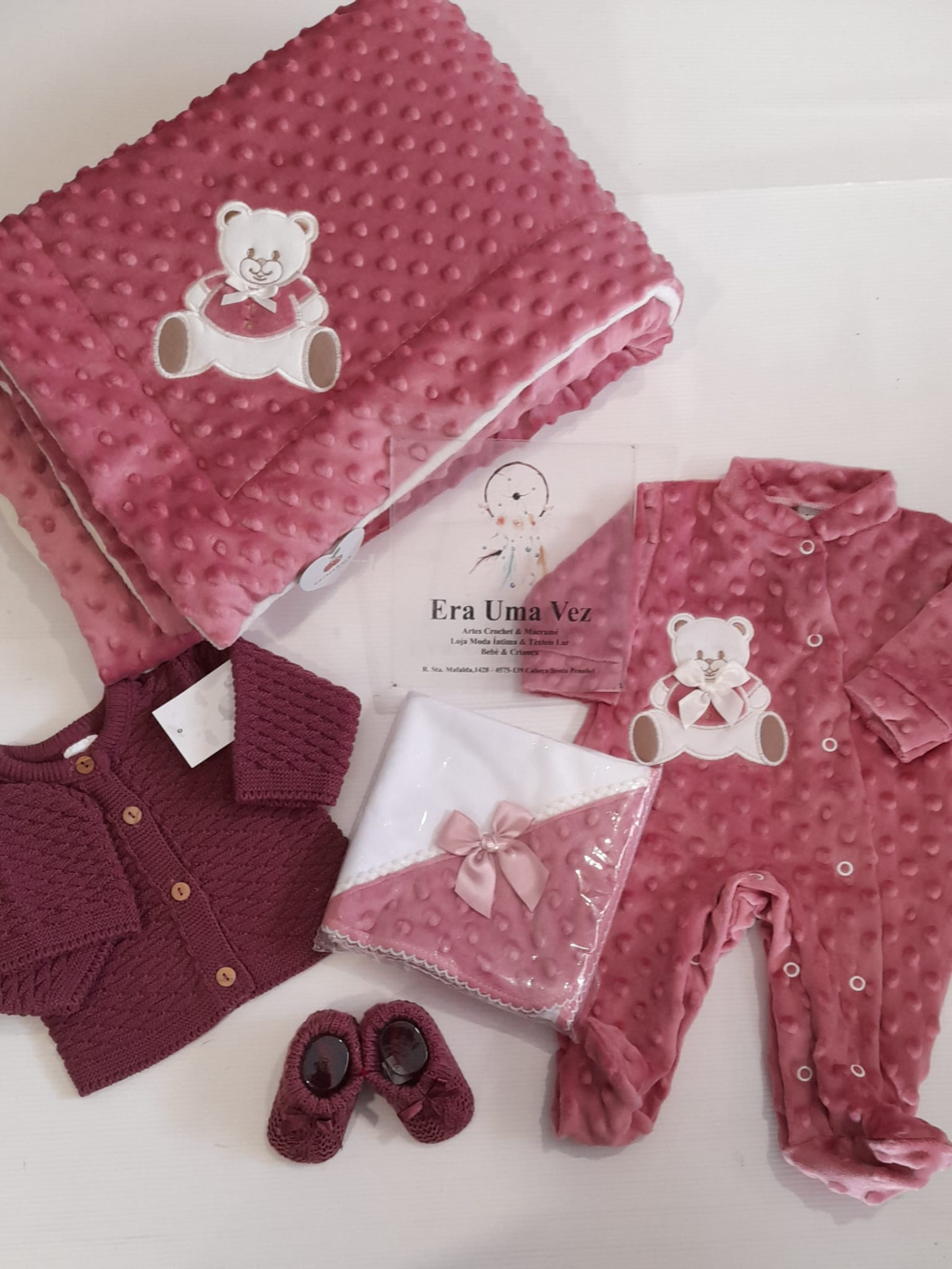 Conjunto de Bebé em Tecido Pipoca Conjunto de roupa e acessórios para bebé em tons rosa e vinho com ursinho bordado e padrão de bolinhas