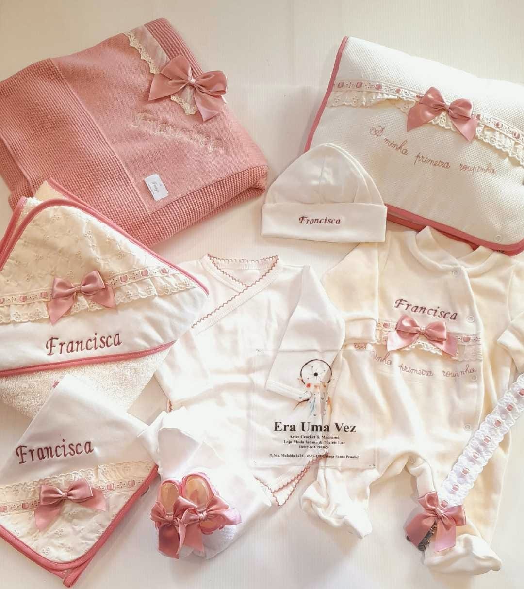 Conjunto Primeira Roupinha Bordado Inglês Outono-Inverno com Nome Bordado Conjunto de roupas e acessórios de bebé branco e rosa com bordados e laços