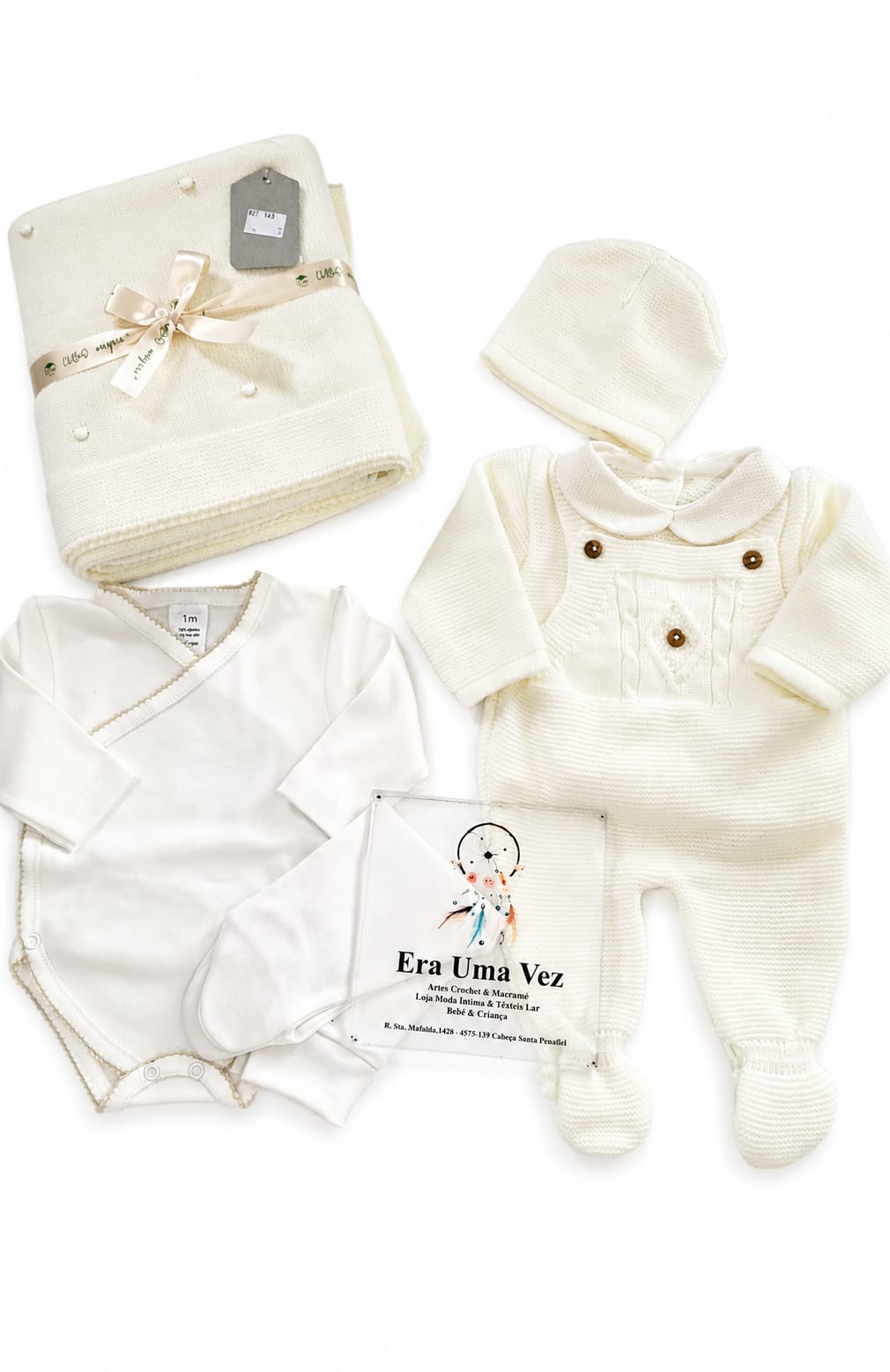 Conjunto de Saída de Maternidade Outono-Inverno Conjunto de roupa de bebé em tons creme com body, conjunto em malha, gorro, manta e saco com texto