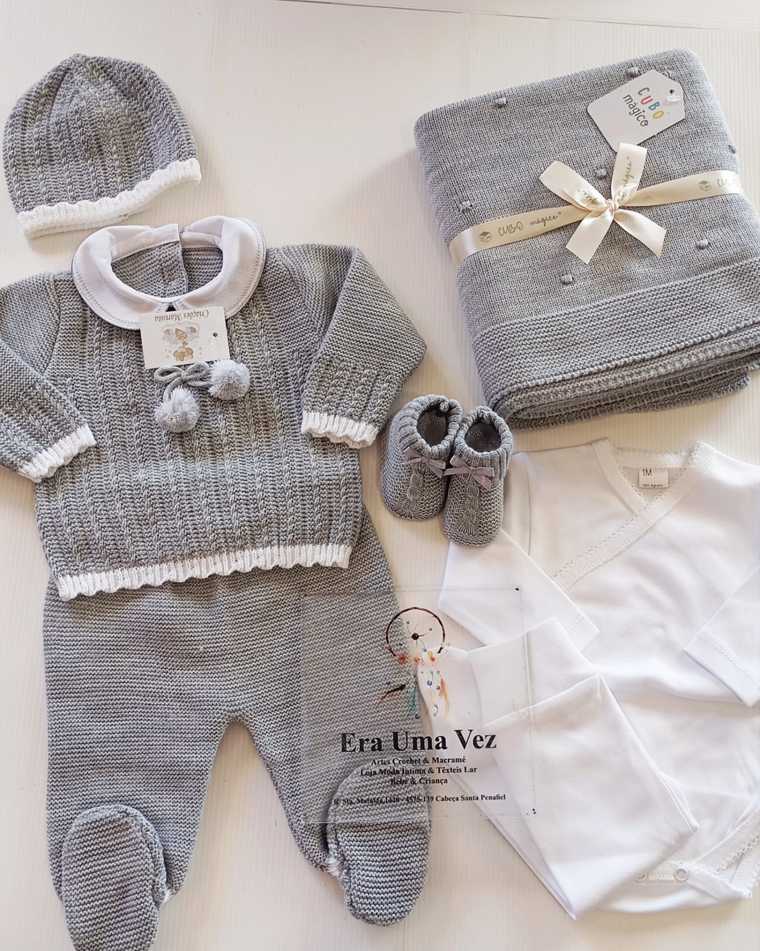 Conjunto de Fatinho e Touca -Outono-Inverno Conjunto de roupa de bebé cinzenta e branca em malha com manta e texto Era Uma Vez