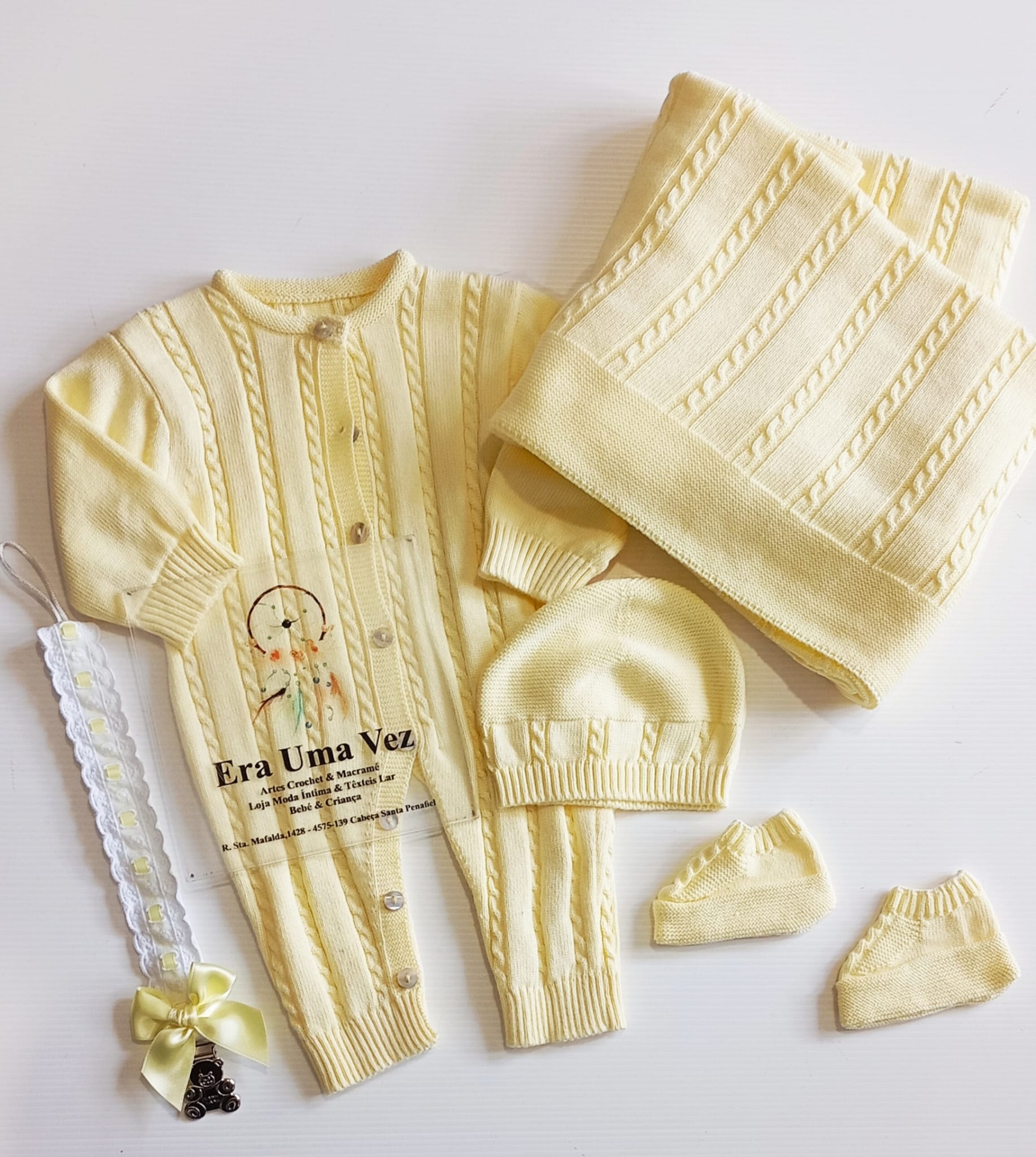 Conjunto Macacão de Saída de Maternidade Conjunto de roupa de bebé amarela com padrão de trança e fita para chucha com laço amarelo.