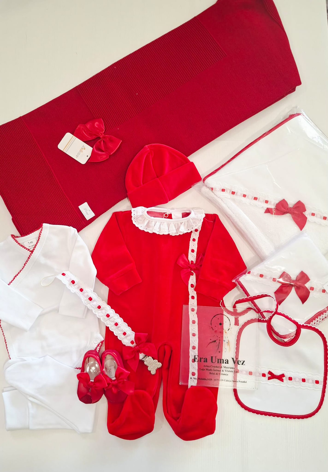 Conjunto de Bebé em Vermelho com Bordado Inglês Conjunto de roupa de bebé vermelho e branco com vários acessórios