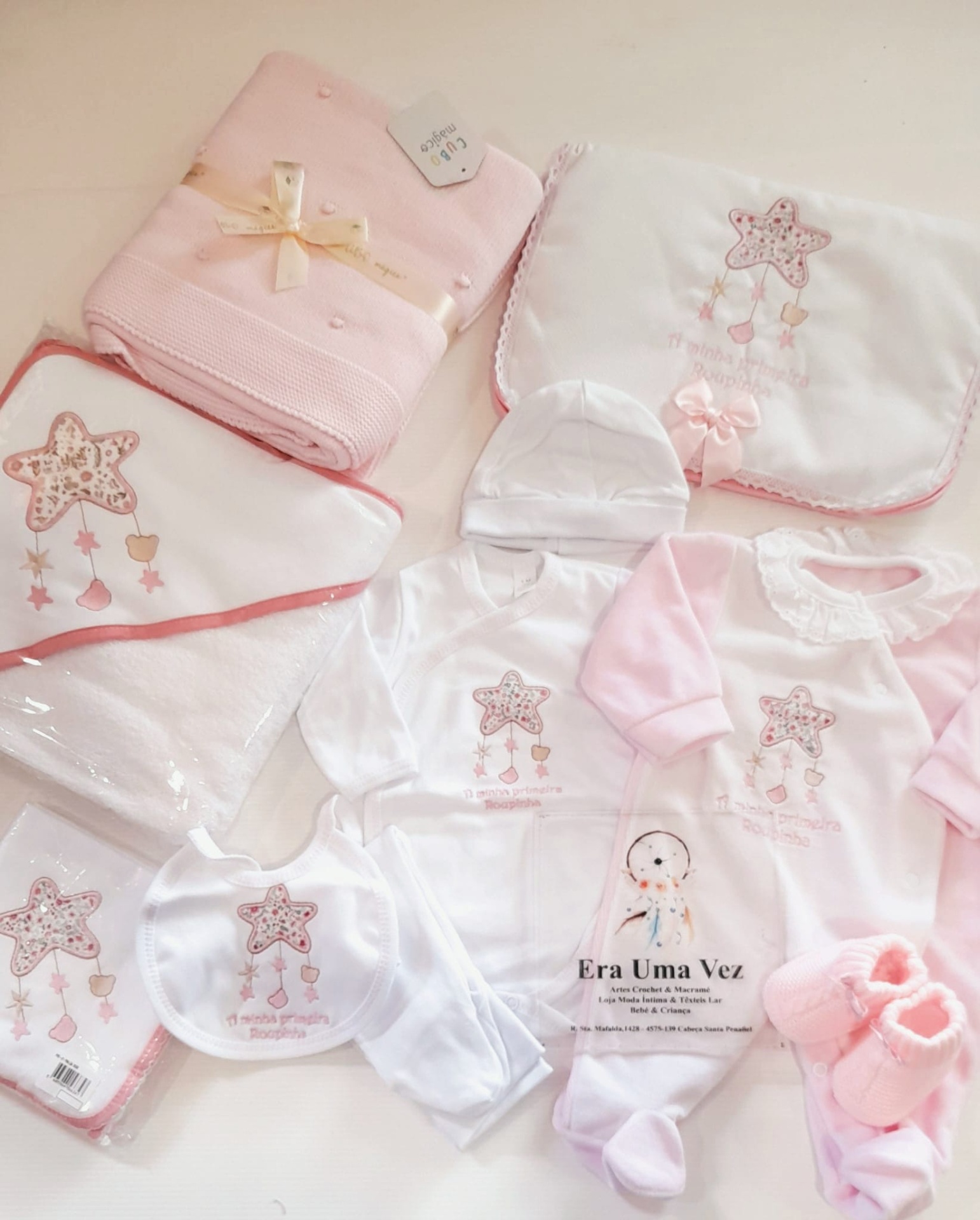 Conjunto Primeira Roupinha Outono-Inverno Conjunto de roupa e acessórios para bebé com bordados de estrelas rosa e texto Era Uma Vez.