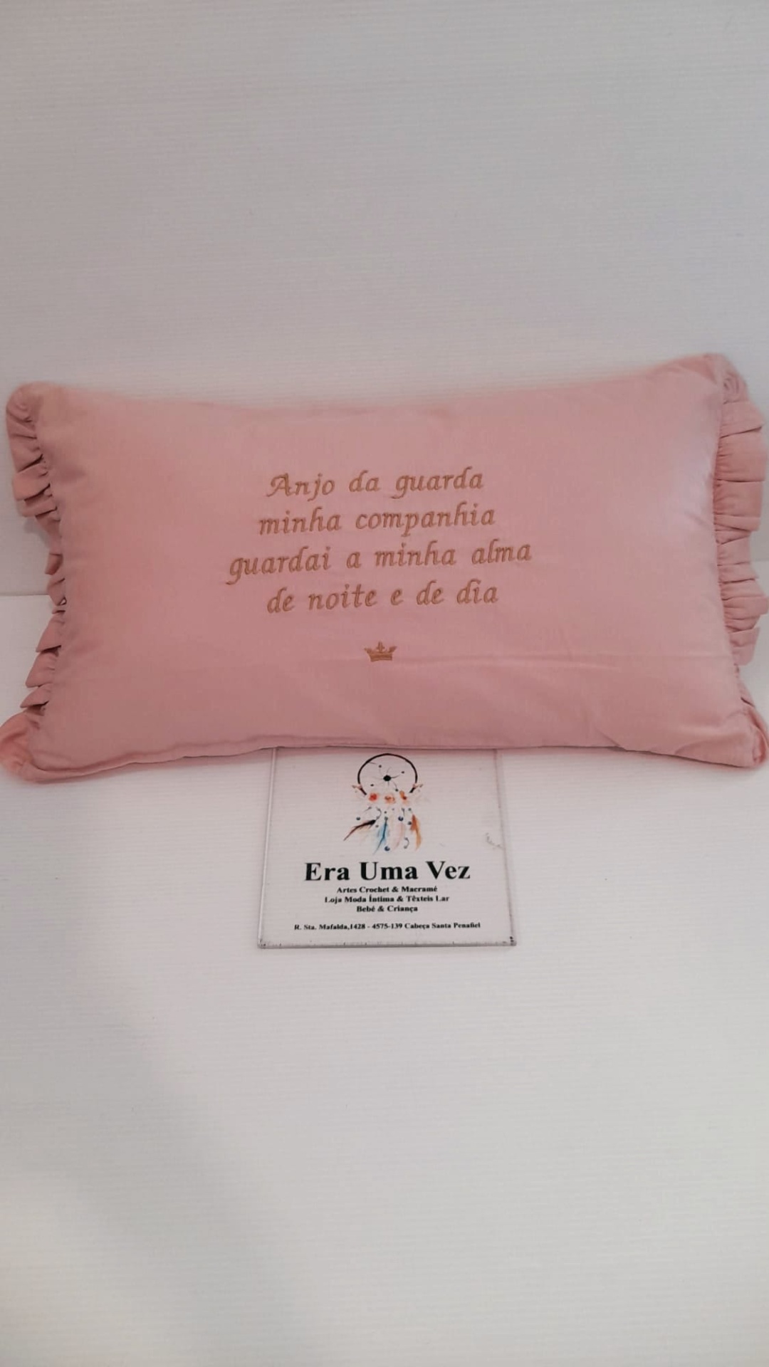 Almofada Oração Anjinho da Guarda Almofada rosa com bordado em castanho e placa informativa em fundo branco